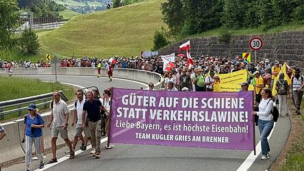 Teilnehmer der Demonstration protestierten mit Bannern und Plakaten gegen die Verkehrsflut am Brenner. Rund 5.000 Demonstranten sind auf die Stra&szlig;e gegangen, um ihrem Unmut Luft zu machen.
