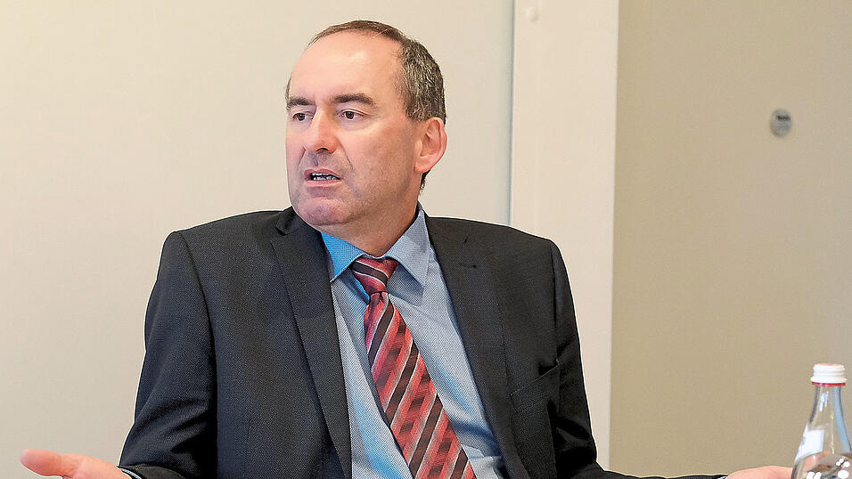 Die Autoindustrie ist beim Konjunkturpaket leer ausgegangen. Für Verbrenner gibt es keine Prämie. 'Es war ein politischer Fehler, das nicht gemacht zu haben', sagt Hubert Aiwanger. Die Autoindustrie ist beim Konjunkturpaket leer ausgegangen. Für Verbrenner gibt es keine Prämie. 'Es war ein politischer Fehler, das nicht gemacht zu haben', sagt Hubert Aiwanger.