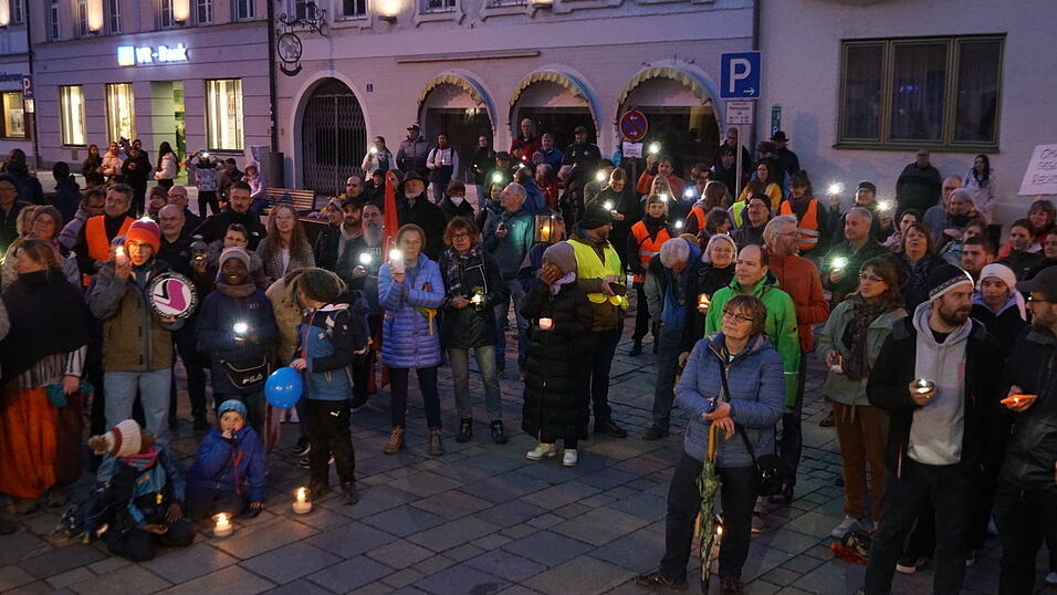 Privatleute sowie Vertreter von Kirchen und Vereinen waren mit dabei.&nbsp;