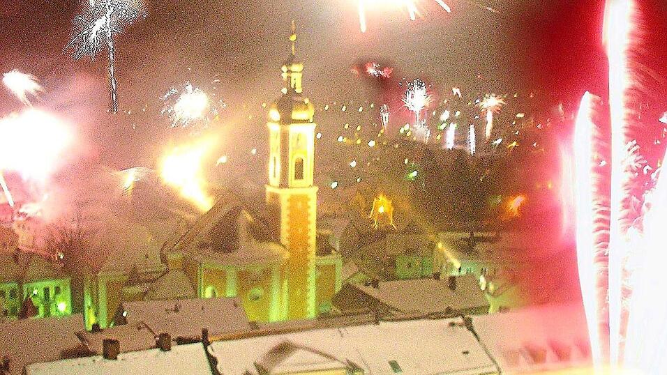 Silvestertraumbild aus dem Archiv: Zwischen schneebedeckten D&auml;chern gehen im Further Stadtzentrum in der Neujahrsnacht die Raketen hoch. Doch auch das Jahr &uuml;ber erleuchtet immer wieder Feuerwerk den Nachthimmel, wenn auch bei weitem nicht so stark wie auf unserem Bild.