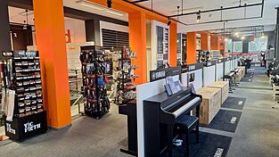 Im ersten Stock sind Pianos, allerlei Zubehör und Noten.
