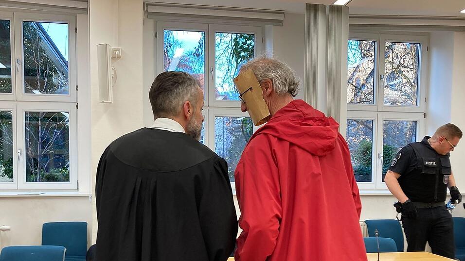 Der 53-jährige Angeklagte trug beim Betreten des Gerichtssaals eine augenscheinlich selbst gebastelte Papp-Maske, die sein Gesicht verdeckte. Der 53-jährige Angeklagte trug beim Betreten des Gerichtssaals eine augenscheinlich selbst gebastelte Papp-Maske, die sein Gesicht verdeckte.