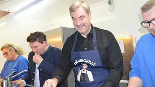 Mit s&uuml;&szlig;em oder scharfen Senf? Markus S&ouml;der, hochkonzentriert bei der Arbeit im &bdquo;Brunner&rsquo;s&ldquo;-W&uuml;rstlstand.