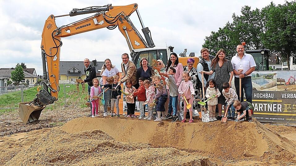 An der Bischof-Ketteler-Stra&szlig;e sind die Bauarbeiten f&uuml;r den neuen Kindergarten angelaufen. B&uuml;rgermeisterin Karoline Fritz-Ertlmaier vollzog mit Planer Norbert Raith, den Firmenvertretern Hans Schaubeck und Christian Eder sowie Heinfried Ohlmeyer den Spatenstich. Flei&szlig;ig mithelfen durften Kinder des Kindergartens Sonnenschein wie Schneckenheim, die sp&auml;ter in die Einrichtung einziehen werden.