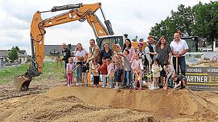 An der Bischof-Ketteler-Stra&szlig;e sind die Bauarbeiten f&uuml;r den neuen Kindergarten angelaufen. B&uuml;rgermeisterin Karoline Fritz-Ertlmaier vollzog mit Planer Norbert Raith, den Firmenvertretern Hans Schaubeck und Christian Eder sowie Heinfried Ohlmeyer den Spatenstich. Flei&szlig;ig mithelfen durften Kinder des Kindergartens Sonnenschein wie Schneckenheim, die sp&auml;ter in die Einrichtung einziehen werden.