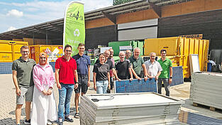 Die Vertreter von ZAW-SR, TFZ, CARMEN und Stadt freuten sich über das große Interesse der Straubinger an den kostenlosen Photovoltaik-Modulen. Statt einen Abfallberg produzieren die alten Module nun noch einige Jahre viele hundert Kilowattstunden kostenlosen Strom. Die Vertreter von ZAW-SR, TFZ, CARMEN und Stadt freuten sich über das große Interesse der Straubinger an den kostenlosen Photovoltaik-Modulen. Statt einen Abfallberg produzieren die alten Module nun noch einige Jahre viele hundert Kilowattstunden kostenlosen Strom.