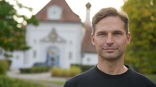 Toni Schuberl wollte wissen, wie der Alltag für Gefangene und Beamte in einer Justizvollzugsanstalt aussieht. Toni Schuberl wollte wissen, wie der Alltag für Gefangene und Beamte in einer Justizvollzugsanstalt aussieht.