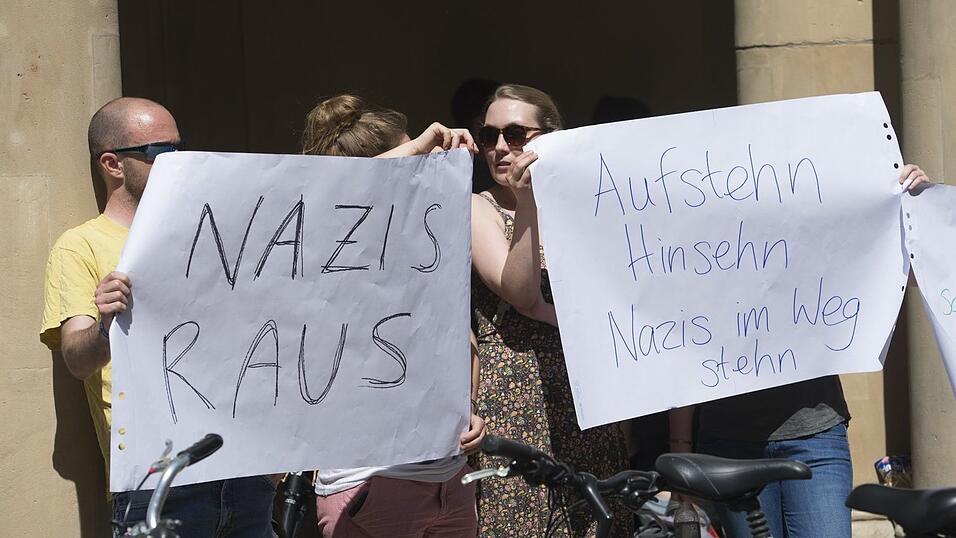 Auf Plakaten bringen Gegendemonstranten ihre Meinung über Mitglieder der 'Identitären Bewegung' zum Ausdruck. Auf Plakaten bringen Gegendemonstranten ihre Meinung über Mitglieder der 'Identitären Bewegung' zum Ausdruck.