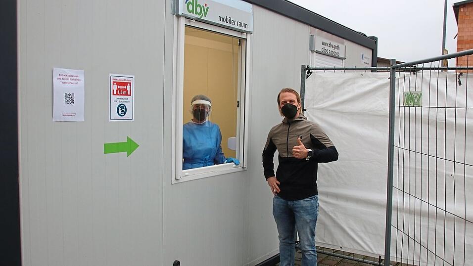 Rico Tischler (r.) vor dem Testzentrum beim BodyGym in Plattling, das an allen Wochentagen ge&ouml;ffnet ist.