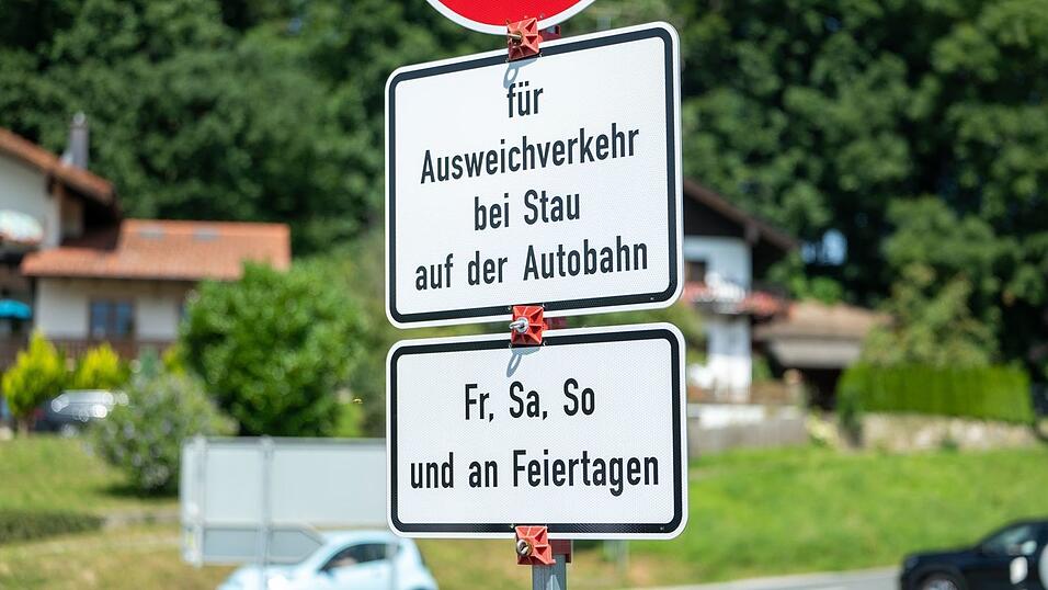 Im Landkreis Rosenheim gibt es bereits an bestimmten Tagen das Verbot, bei Stau die Autobahn zu verlassen. (Archivbild) Im Landkreis Rosenheim gibt es bereits an bestimmten Tagen das Verbot, bei Stau die Autobahn zu verlassen. (Archivbild)