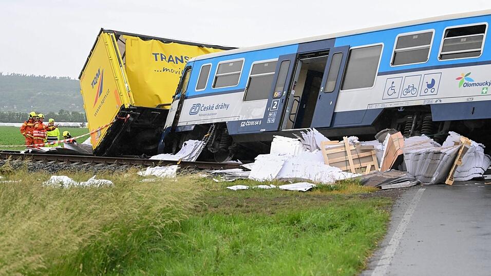Bei Prostejov in Tschechien sind ein Personenzug und ein Lastwagen zusammengesto&szlig;en.
