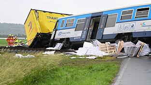 Bei Prostejov in Tschechien sind ein Personenzug und ein Lastwagen zusammengesto&szlig;en.
