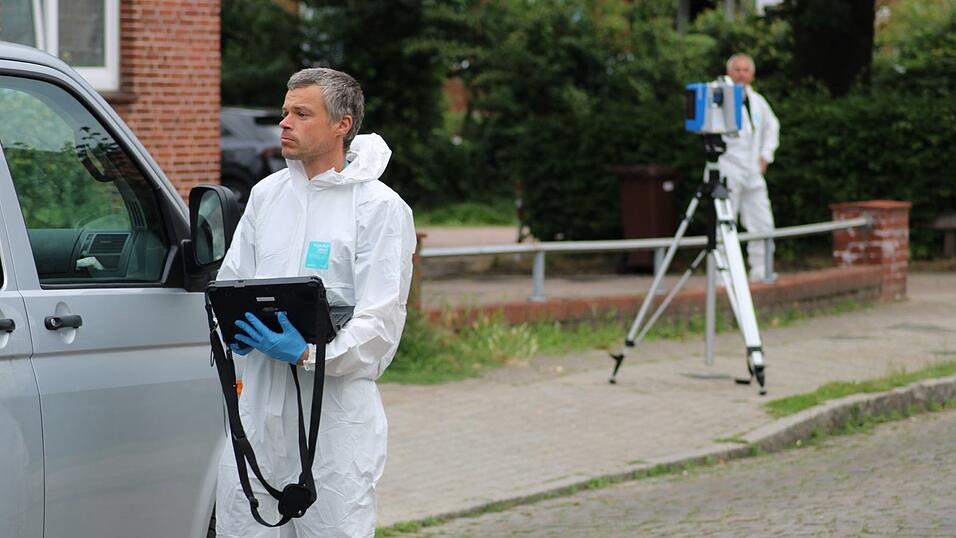 Spezialisten des LKA Niedersachsen sind am Tatort eingetroffen.
