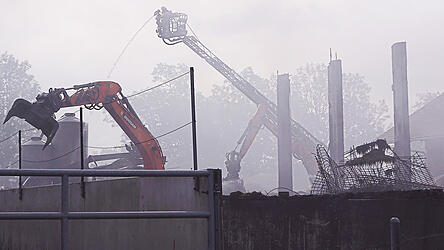 Feuerwehrleute waren am Montagvormittag unter anderem mit Baggern und einer Drehleiter bei Vilsbiburg im Einsatz. Immer wieder erschwerten wechselnde Winde, die den Rauch hin und her bewegten, die Arbeiten. Feuerwehrleute waren am Montagvormittag unter anderem mit Baggern und einer Drehleiter bei Vilsbiburg im Einsatz. Immer wieder erschwerten wechselnde Winde, die den Rauch hin und her bewegten, die Arbeiten.