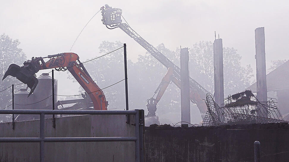 Feuerwehrleute waren am Montagvormittag unter anderem mit Baggern und einer Drehleiter bei Vilsbiburg im Einsatz. Immer wieder erschwerten wechselnde Winde, die den Rauch hin und her bewegten, die Arbeiten.