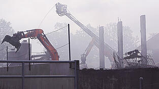 Feuerwehrleute waren am Montagvormittag unter anderem mit Baggern und einer Drehleiter bei Vilsbiburg im Einsatz. Immer wieder erschwerten wechselnde Winde, die den Rauch hin und her bewegten, die Arbeiten. Feuerwehrleute waren am Montagvormittag unter anderem mit Baggern und einer Drehleiter bei Vilsbiburg im Einsatz. Immer wieder erschwerten wechselnde Winde, die den Rauch hin und her bewegten, die Arbeiten.