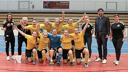 Manuela Hampe, Franziska Wimmer, Benjamin Ostermaier und Karin Zelger (von links) gratulieren dem SV Geratskirchen zum Turniersieg.