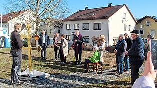 In Anwesenheit von Mitgliedern der Familie Bosl kam auf der Kirchenbaustelle das vergoldete Kreuz an.