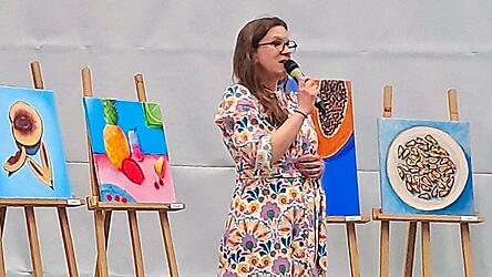 Den &bdquo;Talentkurs Kunst&ldquo; und die geschaffenen Werke pr&auml;sentierte Fachschaftsleitung Sabine Lachenmayr.