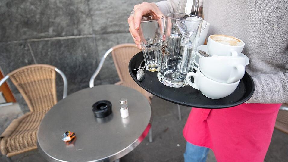 Nach Berechnungen des Bundesinstituts für Bevölkerungsforschung (BiB) lag die Wochenarbeitszeit pro Kopf 2025 im Schnitt um 0,3 Stunden unter dem Rekordniveau von 2023. Nach Berechnungen des Bundesinstituts für Bevölkerungsforschung (BiB) lag die Wochenarbeitszeit pro Kopf 2025 im Schnitt um 0,3 Stunden unter dem Rekordniveau von 2023.