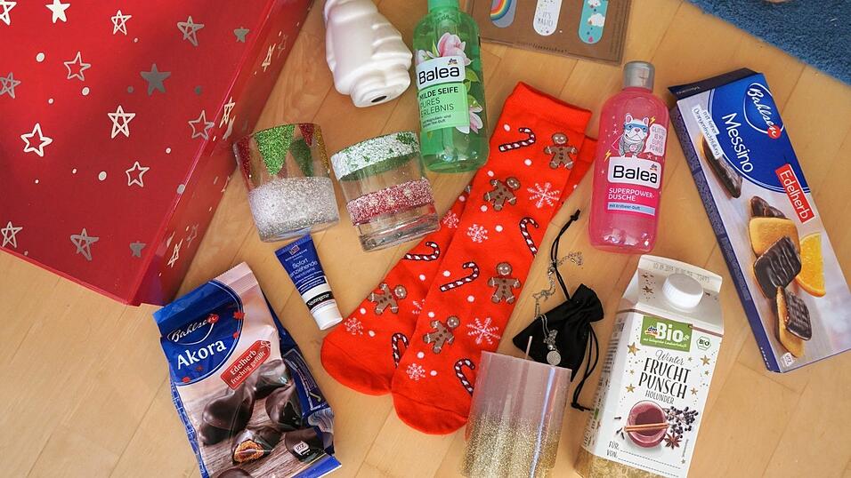 Steffi fand die Tasse, die Fußballkugel und die Socken in Tamaras Paket am besten. Steffi fand die Tasse, die Fußballkugel und die Socken in Tamaras Paket am besten.