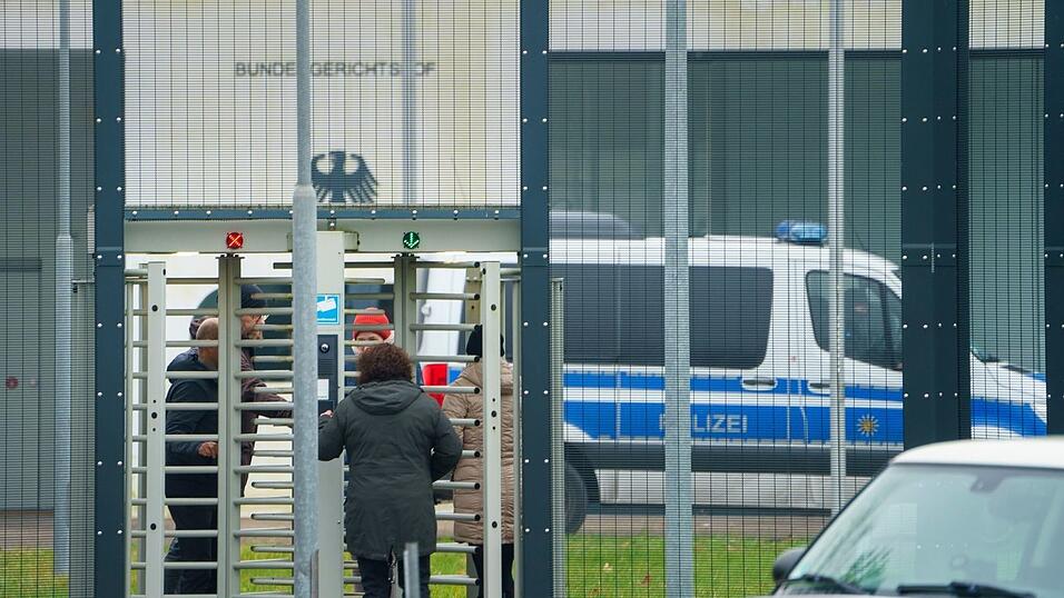 Die Bundesanwaltschaft will Haftbefehle beantragen. Ab dem Vormittag sollen die drei Festgenommenen beim Ermittlungsrichter des Bundesgerichtshofs vorgeführt werden.