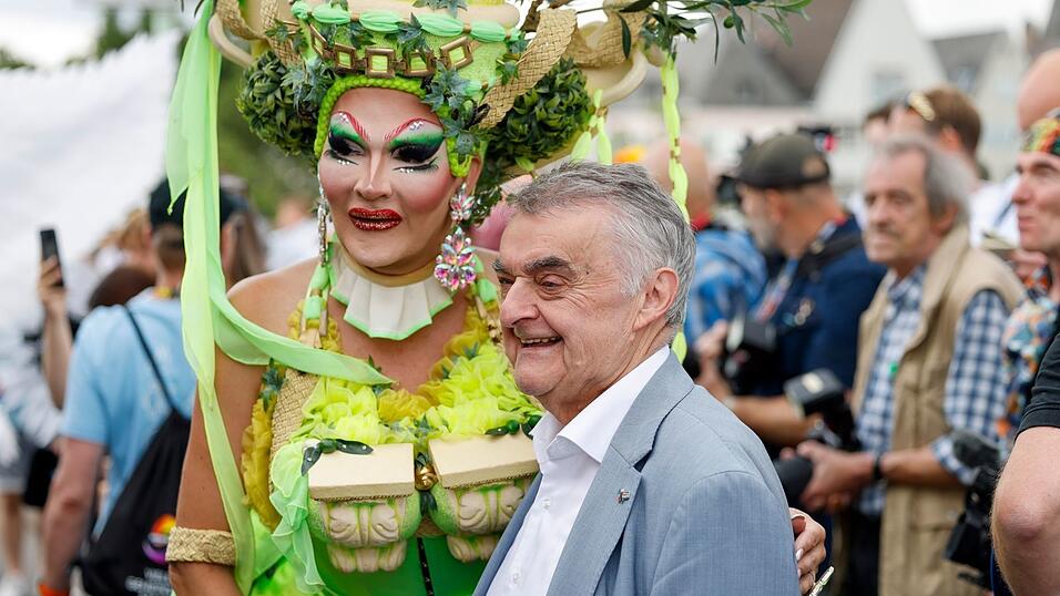 NRW-Innenminister Herbert Reul ist erstmals beim Kölner CSD mit dabei - um ein Zeichen zu setzen. NRW-Innenminister Herbert Reul ist erstmals beim Kölner CSD mit dabei - um ein Zeichen zu setzen.
