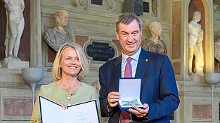 Ministerpr&auml;sident Markus S&ouml;der &uuml;berreichte Rita H&ouml;gl aus Volkenschwand den bayerischen Verdienstorden.