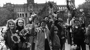 Mit Blumen: die Gr&uuml;nen bei ihrem Einzug in den Bayerischen Landtag 1986 auf der Isarbr&uuml;cke