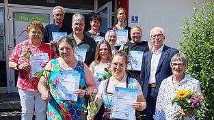 Die frisch gebackenen Betreuungsassistenten mit Agnes Bach (rechts) und Gerhard Grassl (2.v.r.) Die frisch gebackenen Betreuungsassistenten mit Agnes Bach (rechts) und Gerhard Grassl (2.v.r.)