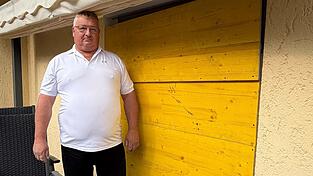 Den Zugang von der Terrasse in die Wohnung hat der 63-Jährige provisorisch mit Holzbrettern gesichert. Den Zugang von der Terrasse in die Wohnung hat der 63-Jährige provisorisch mit Holzbrettern gesichert.