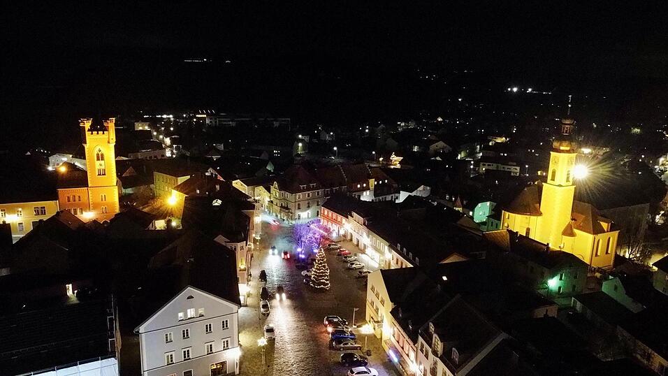 Das Herz der Stadt: Der Further Christbaum und die beleuchteten Bäume bei der Nepomuk-Statue zwischen den beiden Wahrzeichen von Furth im Wald, dem Stadtturm und der nun wieder vom Gerüst befreiten Stadtpfarrkirche. Das Herz der Stadt: Der Further Christbaum und die beleuchteten Bäume bei der Nepomuk-Statue zwischen den beiden Wahrzeichen von Furth im Wald, dem Stadtturm und der nun wieder vom Gerüst befreiten Stadtpfarrkirche.