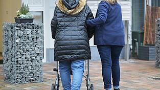 Für die Pflege- und Krankenkassen soll laut Anklage ein Schaden von 446.000 Euro entstanden sein. (Symbolbild)
