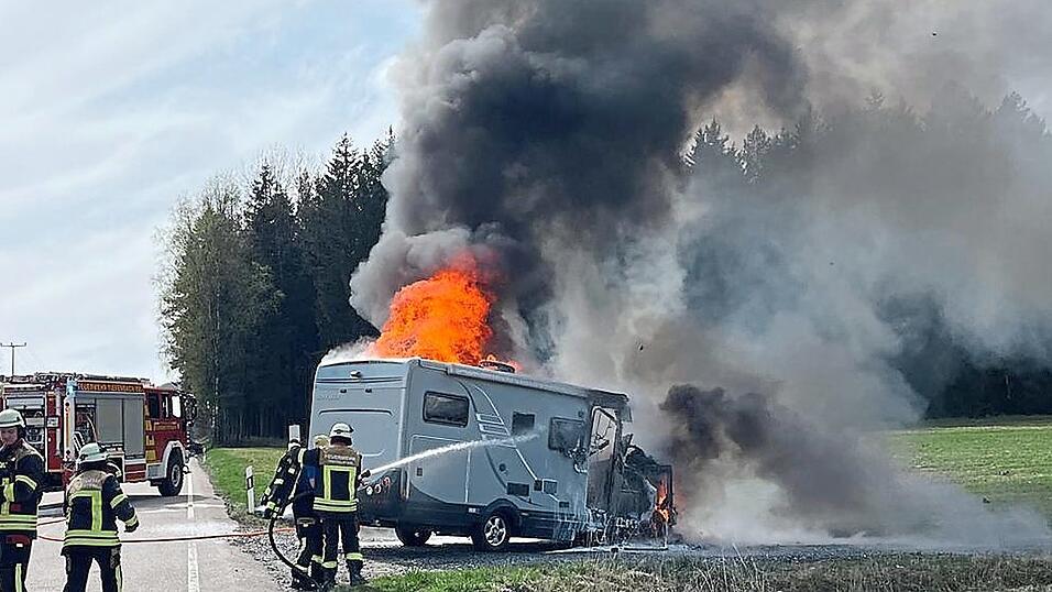 Binnen kürzester Zeit brannte das Wohnmobil lichterloh.