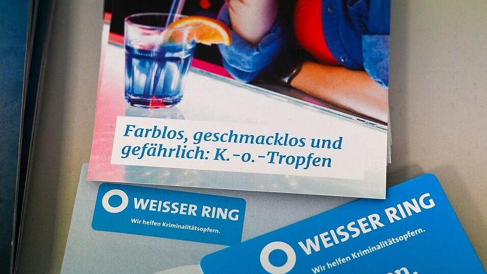 Ein Flyer vom Weißen Ring über K.-o.-Tropfen, liegt in einer Beratungsstelle. (Archivbild) Ein Flyer vom Weißen Ring über K.-o.-Tropfen, liegt in einer Beratungsstelle. (Archivbild)