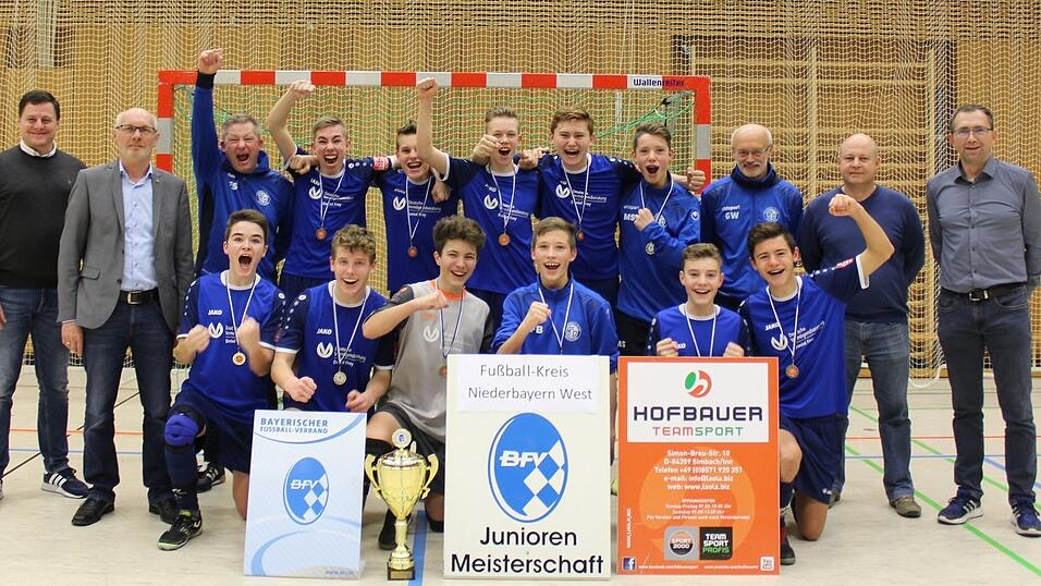 Fu&szlig;ballk&ouml;nig der C-Junioren im Fu&szlig;ballkreis Niederbayern-West wurde die Mannschaft des 1. FC Dingolfing mit den Spielern und Trainern (vorne v.l.) Valentin Staffler, Bastian Weidlich, David Fischer, Felix Benalzko, Tobias Kurz, Raphael Siegerstetter; stehend ab 3. Von links: Franz Stoiber, Marco Stoiber, Jacob Tomahogh, Tom Rothweiler, Nannik Bauer, Mathias Schratzenstaller und Werner Grill. Es gratulierten (stehend v.l.) Sponsor Klaus Hofbauer, Arnstorfs 2. B&uuml;rgermeister Konrad Stadler sowie Jugendleiter G&uuml;nther Deingruber vom Ausrichter TSV-FC Arnstorf und der Stellvertretender Kreisjugendleiter Englbert Zauner.