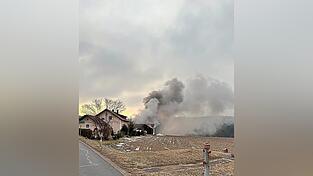 Dichter Qualm steigt über dem Anwesen auf. Dichter Qualm steigt über dem Anwesen auf.