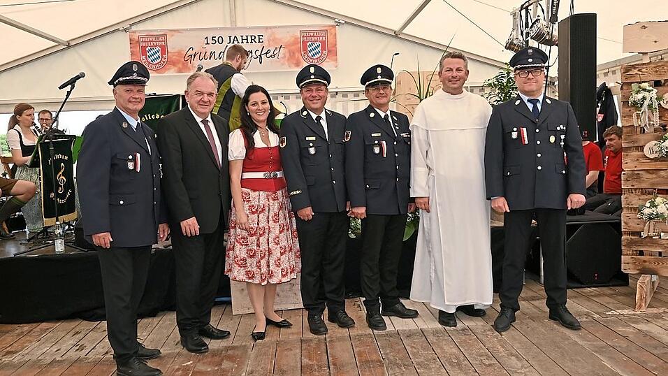 Manfred Sch&auml;ffler (v.l.), Landrat Christian Nerb, B&uuml;rgermeisterin Karoline Fritz-Ertlmaier, Nikolaus H&ouml;fler, Andreas Sch&ouml;ll, Pater Lukas und Werner Beck stellten sich f&uuml;rs Foto auf.