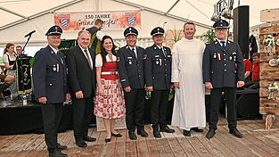 Manfred Sch&auml;ffler (v.l.), Landrat Christian Nerb, B&uuml;rgermeisterin Karoline Fritz-Ertlmaier, Nikolaus H&ouml;fler, Andreas Sch&ouml;ll, Pater Lukas und Werner Beck stellten sich f&uuml;rs Foto auf.