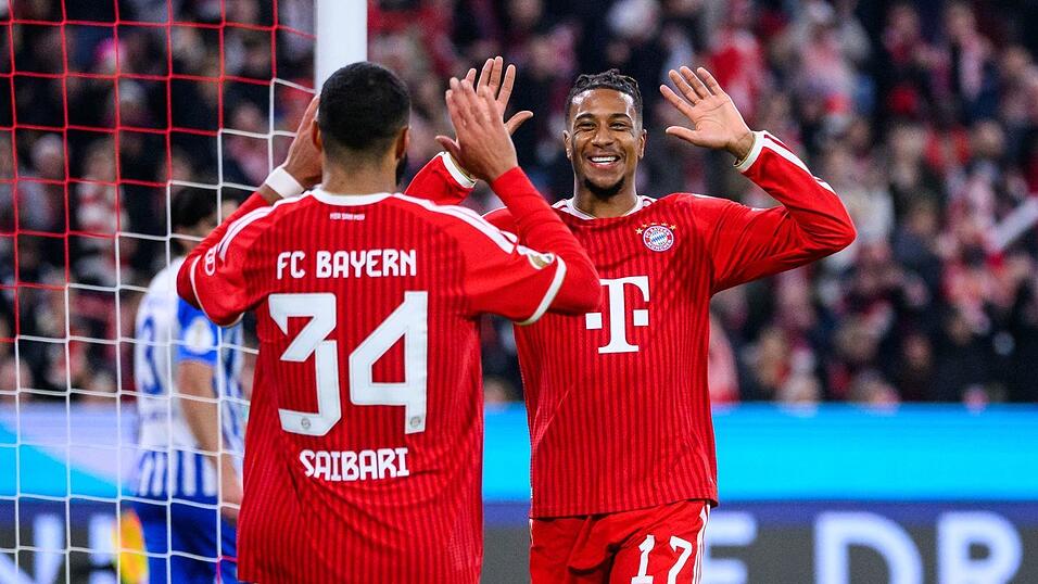 Torsch&uuml;tzen unter sich: Michael Olise bedankt sich bei Ismael Saibari (l) nach dem 1:0.