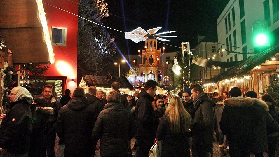 Die Landshuter haben am Freitagabend an der Weihnachtspyramide ausgelassen gefeiert. Die Landshuter haben am Freitagabend an der Weihnachtspyramide ausgelassen gefeiert.