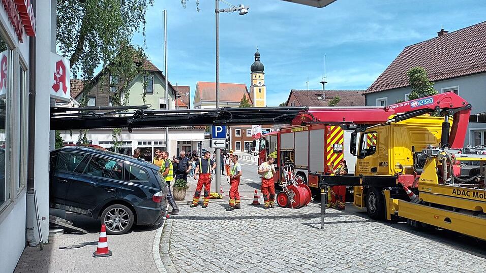 Das Auto wurde mittels eines Abschleppkrans geborgen. Das Auto wurde mittels eines Abschleppkrans geborgen.