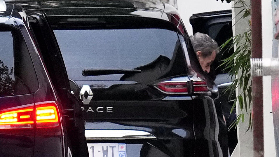 Der ehemalige französische Präsident Nicolas Sarkozy verlässt sein Auto, als er nach seiner Entlassung aus dem Gefängnis zu seinem Haus kommt. Nach rund drei Wochen Haft durfte Frankreichs früherer Präsident Sarkozy das Gefängnis unter Auflagen wieder verlassen.