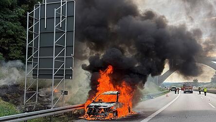Meterhohe Flammen und dichte Rauchwolken: Auf der A3 nahe der Raststätte Bayerwald Süd brannte am Sonntagabend ein Pkw völlig aus. Die vierköpfige Besatzung blieb unverletzt. Meterhohe Flammen und dichte Rauchwolken: Auf der A3 nahe der Raststätte Bayerwald Süd brannte am Sonntagabend ein Pkw völlig aus. Die vierköpfige Besatzung blieb unverletzt.