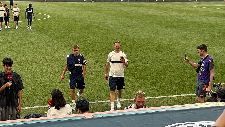 Manuel Neuer (r) nahm sich eine Pause. Manuel Neuer (r) nahm sich eine Pause.