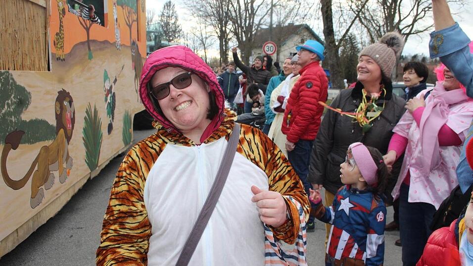 Viele Faschings-Fans haben sich am Samstag den Umzug in Langenbach angesehen. Viele Faschings-Fans haben sich am Samstag den Umzug in Langenbach angesehen.