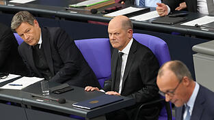 Harte Debatte im Bundestag zur Migrationspolitik: Friedrich Merz, CDU-Vorsitzender und Vorsitzender der CDU/CSU-Bundestagsfraktion, antwortet im Bundestag auf die Rede von Bundeskanzler Olaf Scholz (SPD, M). Links sitzt Robert Habeck (Bündnis 90/Die Grünen), Bundeswirtschaftsminister. 