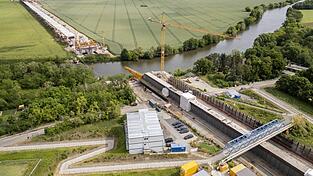 Dem Bundesverkehrsministerium fehlen laut Medienberichten trotz des Sondervermögens Milliarden für den Ausbau von Autobahnen und Bahntrassen.