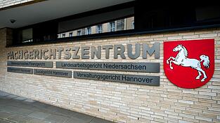 Das Landesarbeitsgericht musste entscheiden, ob VW zwei Managern Schadenersatz und Schmerzensgeld zahlen muss. (Archivbild) Das Landesarbeitsgericht musste entscheiden, ob VW zwei Managern Schadenersatz und Schmerzensgeld zahlen muss. (Archivbild)
