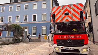 Die Feuerwehr hat die Lage schnell im Griff und den Brand im ersten Stock des Innenstadthauses gelöscht. Die Feuerwehr hat die Lage schnell im Griff und den Brand im ersten Stock des Innenstadthauses gelöscht.